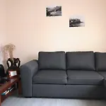 度假居 House On The *